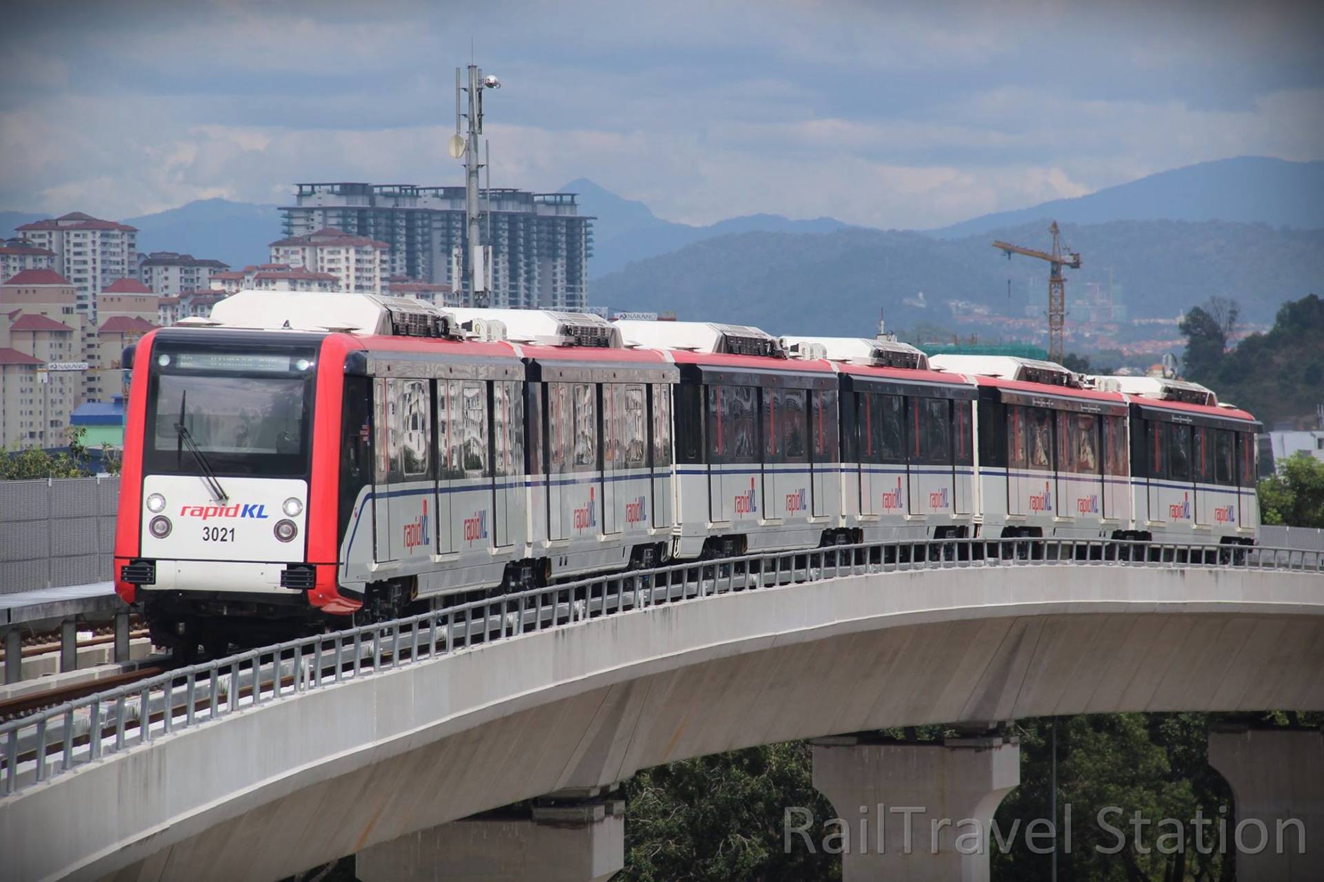 Putra LRT Ampang Park – 850m
